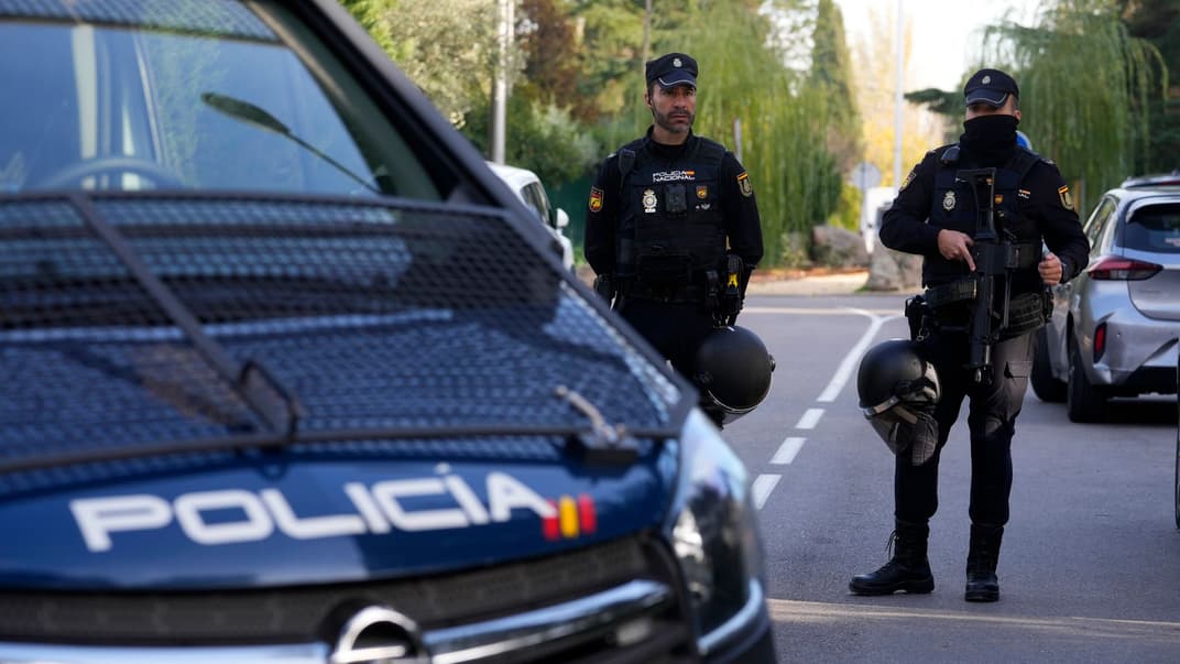 Поліцейські чергують поруч із посольством України в Мадриді, Іспанія, 30 листопада 2022 року