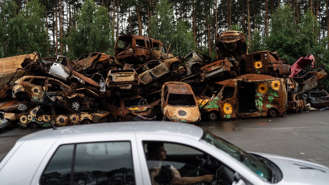 Автомобили в Ирпене, уничтоженные российскими обстрелами Автомобили в Ирпене, уничтоженные российскими обстрелами