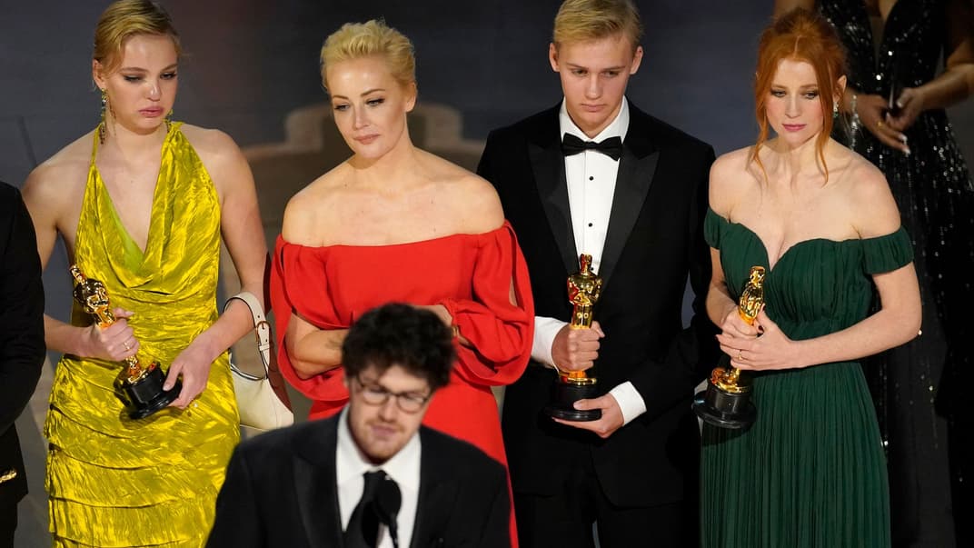 Деніел Роер, родина Олексія Навального та учасники знімальної групи фільму «Навальний» приймають нагороду на церемонії вручення премії «Оскар» , Лос-Анджелес, 12 березня 2023 року