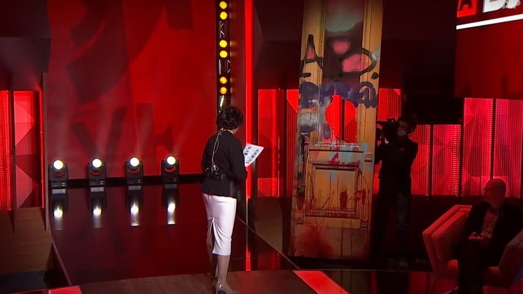 «Атрибут протестов»: на телеканал «1+1» притащили обрисованные двери с Банковой