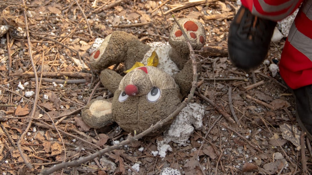 Ілюстративне фото. Дитяча іграшка на місці російського обстрілу Запоріжжя у 2023 році