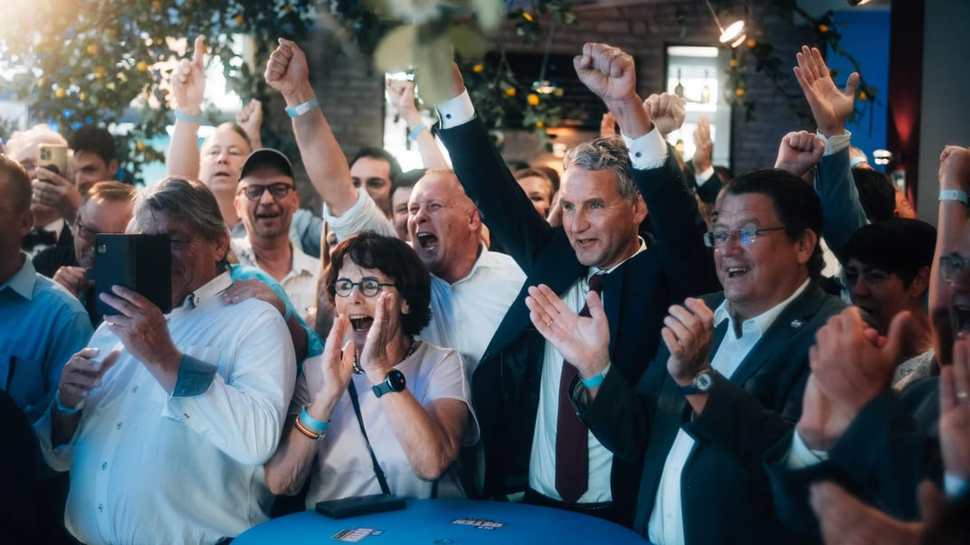 Тюрингська «Альтернатива для Німеччини» святкує імовірну перемогу на земельних виборах. У центрі — регіональний лідер партії Бьорн Хьокке