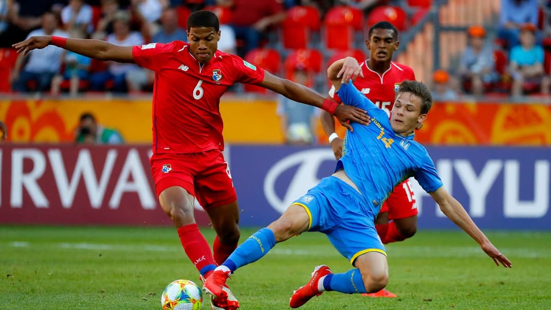 Нападник збірної України U-20 Данило Сікан (праворуч) та півзахисник команди Панами Волкер Вілліс (ліворуч) в матчі 1/8 фіналу чемпіонату світу, Тихи, Польща, 3 червня 2019 року
