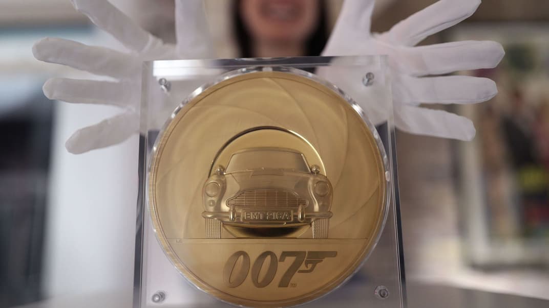 У Британії випустили 7-кілограмову золоту монету, присвячена Джеймсу Бонду