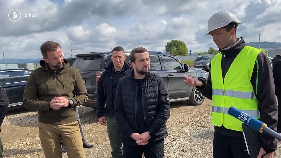 Кирило Тимошенко на тлі позашляховика Chevrolet Tahoe, який Україні надала компанія General Motors для гуманітарних місій