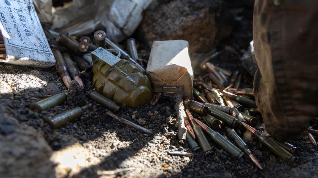 Иллюстративное фото. Граната и патроны в окопе на линии столкновения в нескольких километрах от Андреевки, Донецкая область, 16 сентября 2023 года