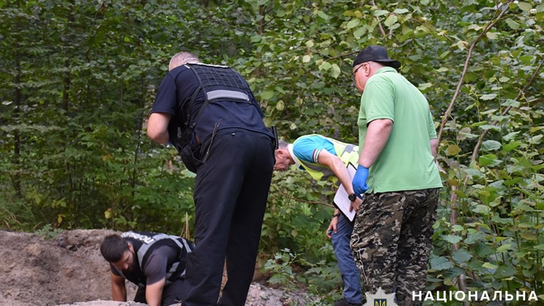 Слідчі працюють на місці, де нападники закопали тіло жертви