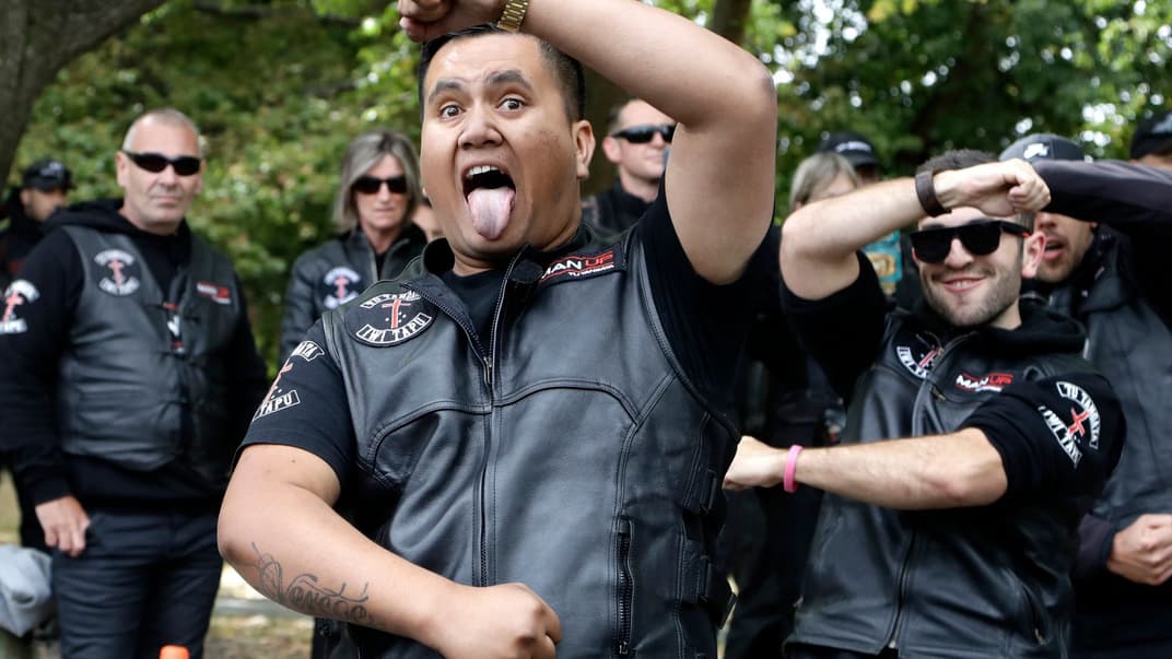 Ілюстративне фото. Члени мотоклубу Tu Tangata виконують танець гака біля мечеті Аль-Нур у Крайстчерчі, Нова Зеландія, на честь вшанування загиблих в озброєному нападі, 15 березня 2020 року