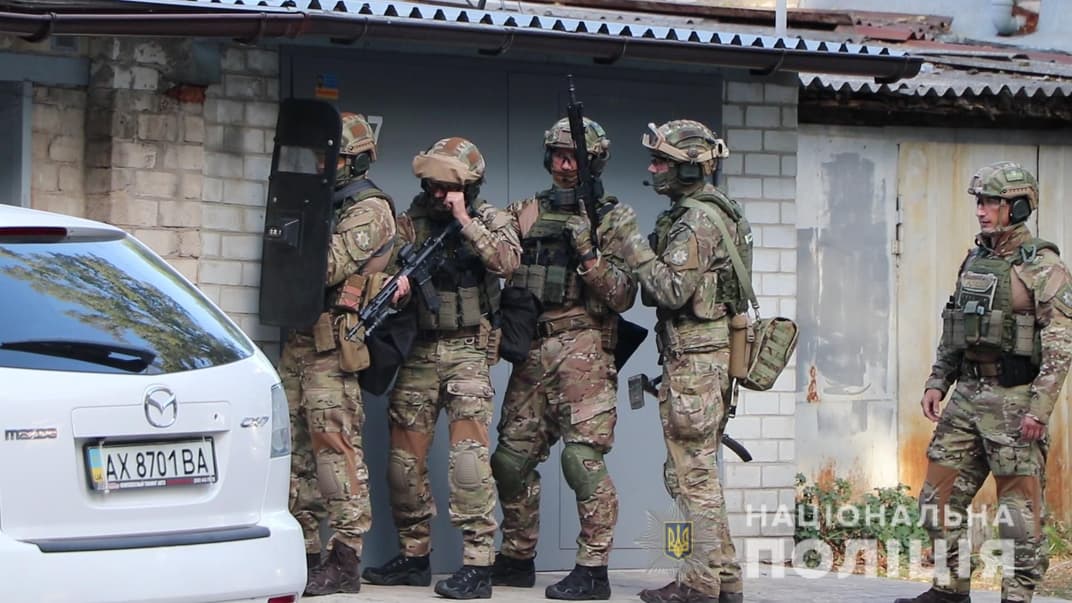 Спецназовцы возле гаража, где мужчина подорвал себя, Харьков, 18 сентября 2020 года