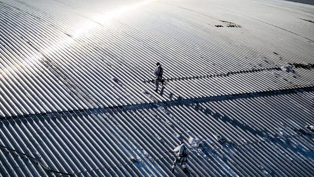 Иллюстративное фото. Спасатели работают на Арке НБК Чернобыльской АЭС после российского обстрела