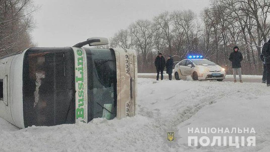 На Чернігівщині перекинувся автобус сполученням «Київ-Москва»: постраждала жінка