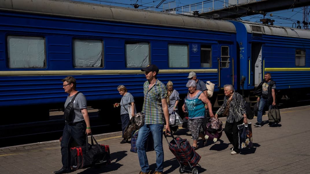 Люди йдуть до евакуаційного потяга на залізничному вокзалі у Покровську, 10 червня 2022 року