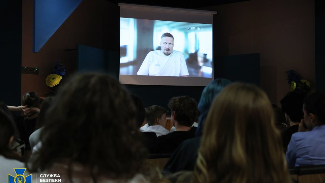 Олександр Усик на онлайн-уроці із дітьми