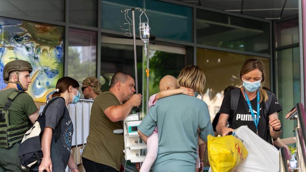 Эвакуация детей из больницы «Охматдет» после российского ракетного удара 8 июля 2024 года