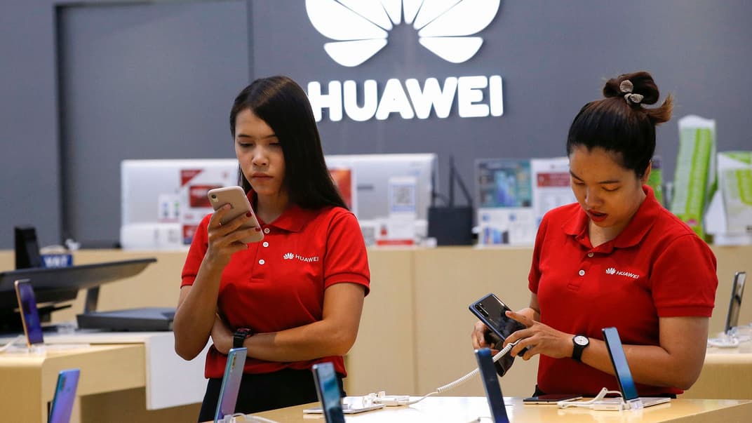 Продавчині перевіряють смартфони Huawei в фірмовому магазині у Бангкоку, Таїланд, 21 травня 2019 року