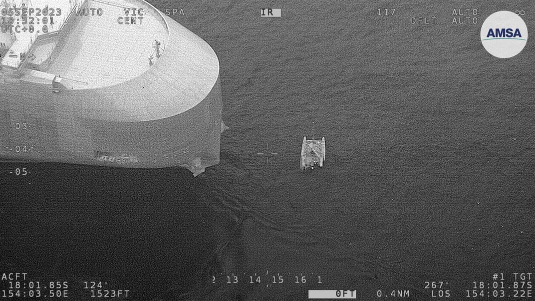 Судно Dugong Ace відповіло на сигнал лиха та витягнуло з моря трьох людей