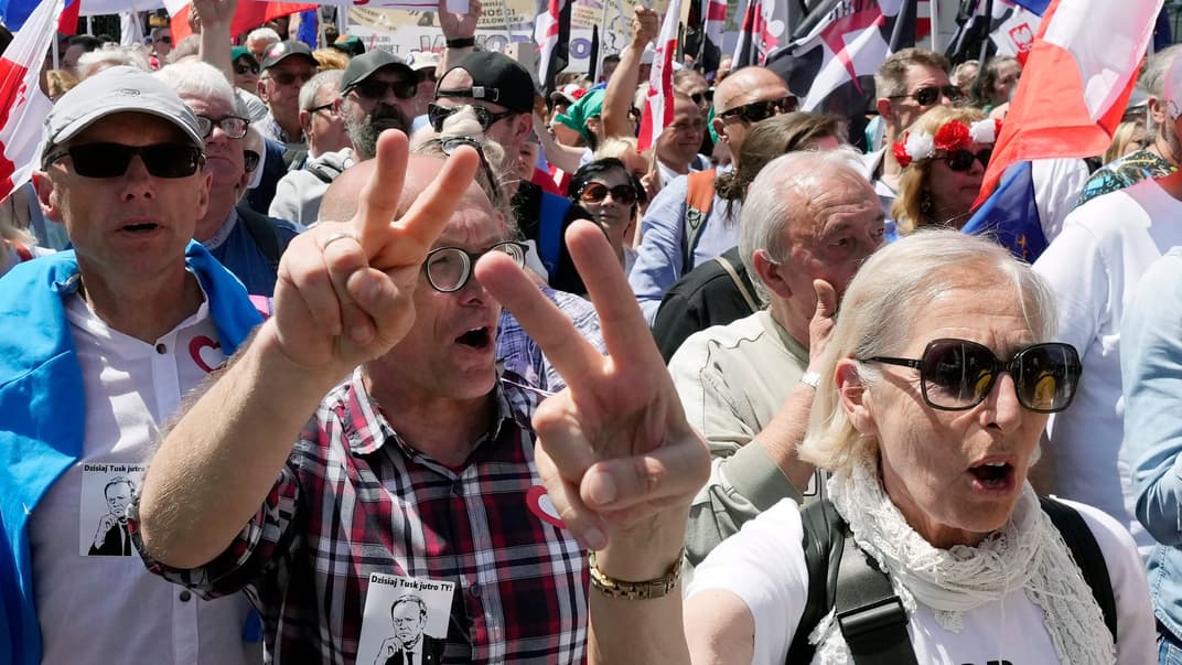 Учасники приєднуються до антиурядового маршу під проводом лідера опозиційної партії Дональда Туска, Варшава, 4 червня 2023 року