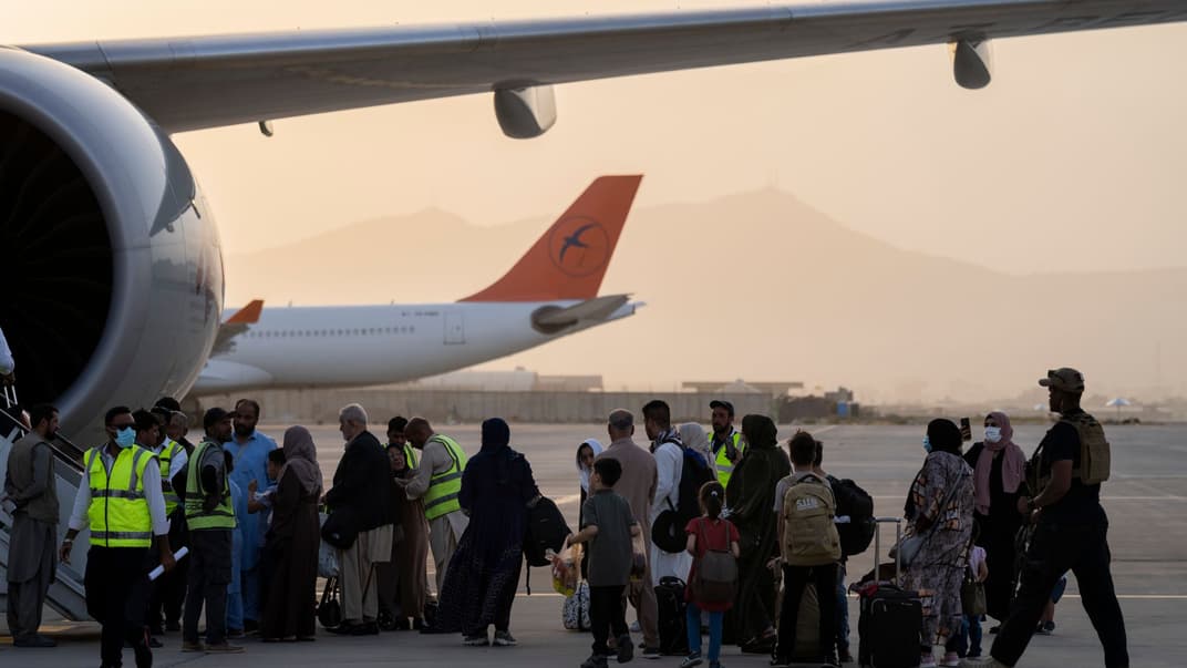 Іноземці сідають на літак Qatar Airways в аеропорту Кабула, Афганістан, 9 вересня 2021 року