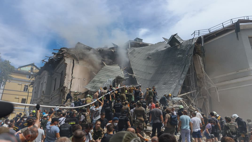 Розбір завалів будівлі «Охматдиту» в Києві