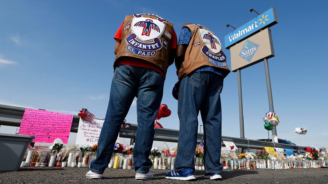 Родственники погибших в результате стрельбы в супермаркете Walmart в Эль-Пасо молятся у мемориала на улице, штат Техас, США, 5 августа 2019