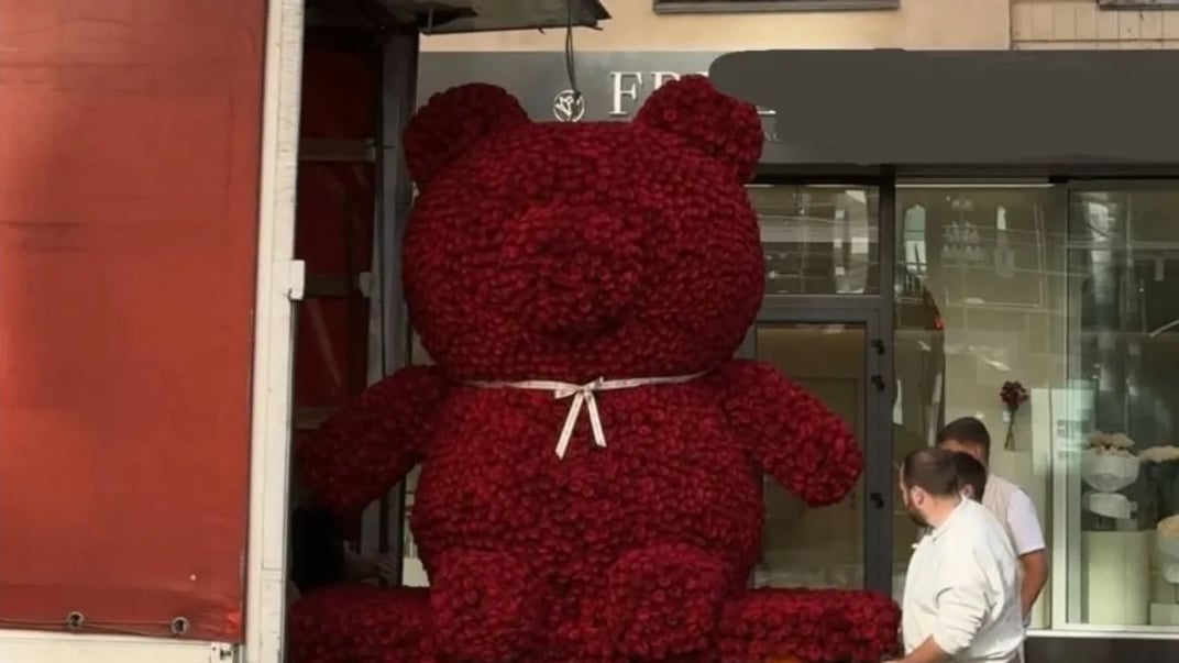 Квітковий ведмедик, що збурив соцмережі, не пов’язаний із депутатом — стверджують флористи