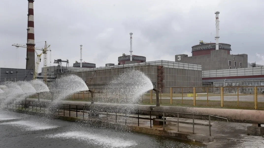 Ілюстративне фото. Комплекс бризкаючих модулів води, що охолоджує устаткування Запорізької атомної електростанції, 10 квітня 2013 року Ілюстративне фото. Комплекс бризкаючих модулів води, що охолоджує устаткування Запорізької атомної електростанції, 10 квітня 2013 року