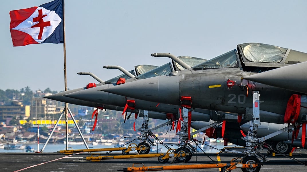 Французькі винищувачі Rafale стоять на головній палубі атомного авіаносця Charles de Gaulle під час його стоянки в порту Мормугау, Індія, 4 січня 2025 року