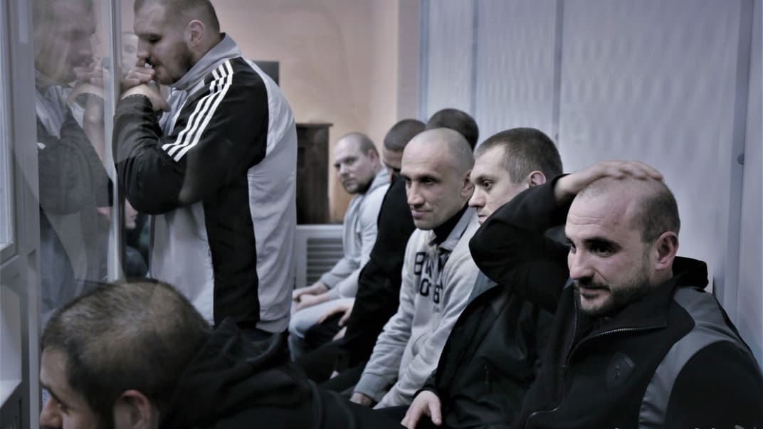 Фигуранты объединенноuj дела об убийстве Виталия Олешко Михаил Сигида, Руслан Кузнецов, Сергей Смирнов, Александр Обухов, Максим Владимиренков, Виктор Власюк (держится за голову) в Печерском суде Киева, архив