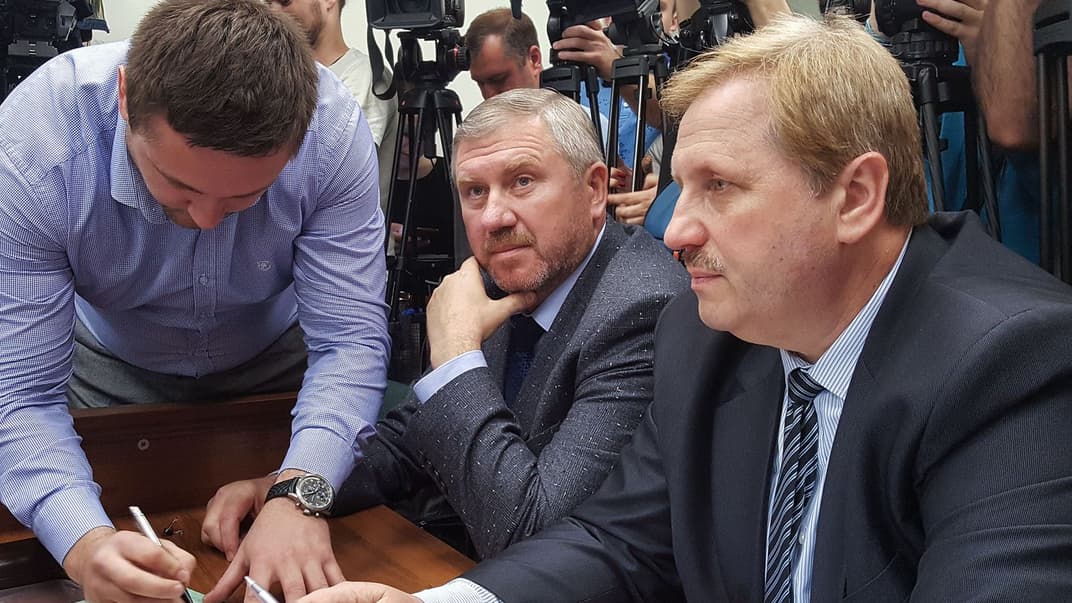 Солом'янський райсуд Києва обирає запобіжний захід колишньому командувачу Нацгвардії Юрію Аллерову (в центрі), Київ, 17 травня 2019 року