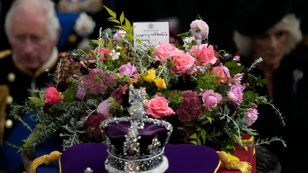 Король Великобритании Чарльз III и королева-консорт Камилла идут за гробом королевы Елизаветы II, когда ее выносят из Вестминстерского аббатства, 19 сентября 2022 года