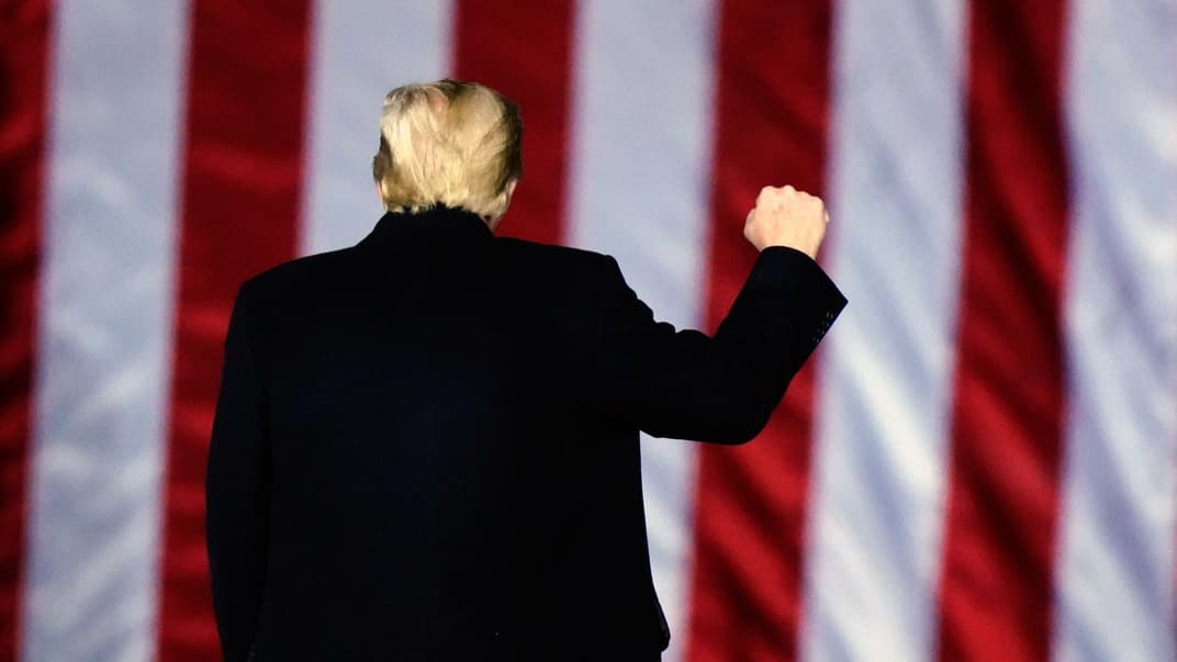 Президент Дональд Трамп жестикулирует на предвыборном митинге в поддержку кандидатов в Сенат сенатора Келли Лоффлер, 12 января 2021 года