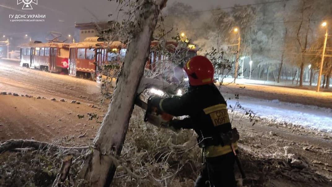 Спасатели ликвидируют последствия непогоды