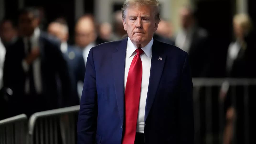 Бывший президент Дональд Трамп покидает уголовный суд Манхэттена, 15 февраля 2024 года