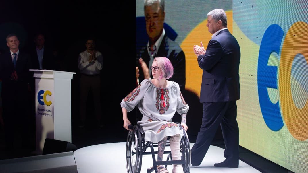 Командирка медичного батальйону «Госпітальєри» Яна Зінкевич (в центрі) та лідер партії «Європейська солідарність» Петро Порошенко під час з'їзду, Київ, 9 червня 2019 року 