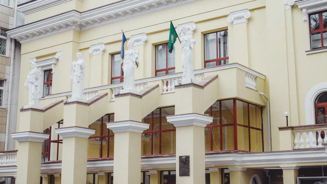 Харьковский академический драматический театр, из названия которого убрали слова «русский» и «Пушкина»