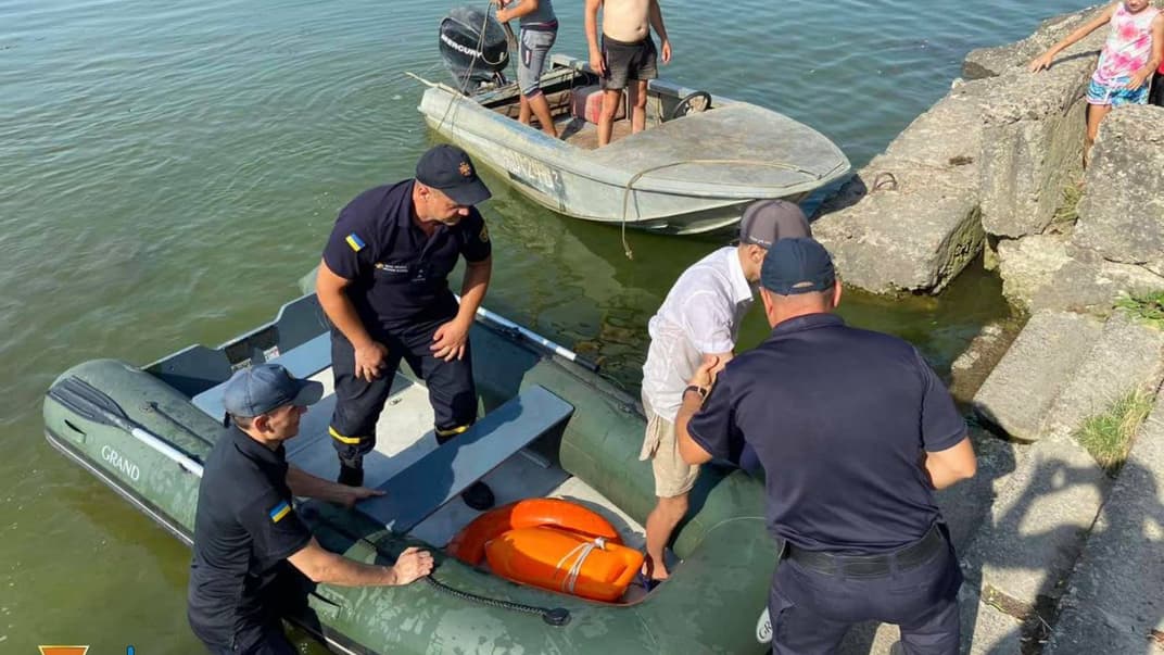 Спасение ребенка, которого унесло от берега