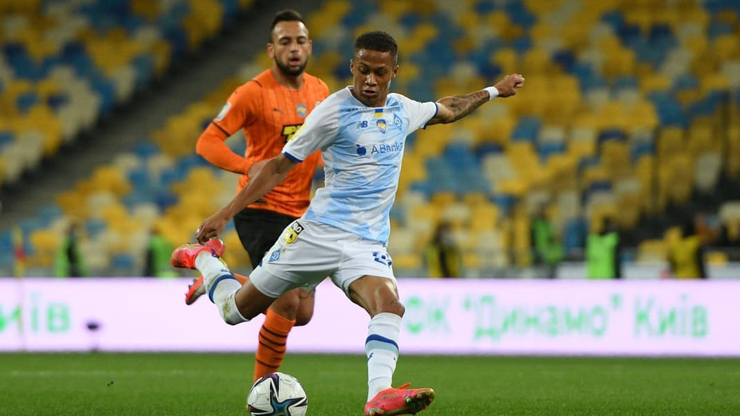 Момент из поединка 10 тура чемпионата Украины между «Шахтером» и «Динамо», Киев, 3 октября 2021 года