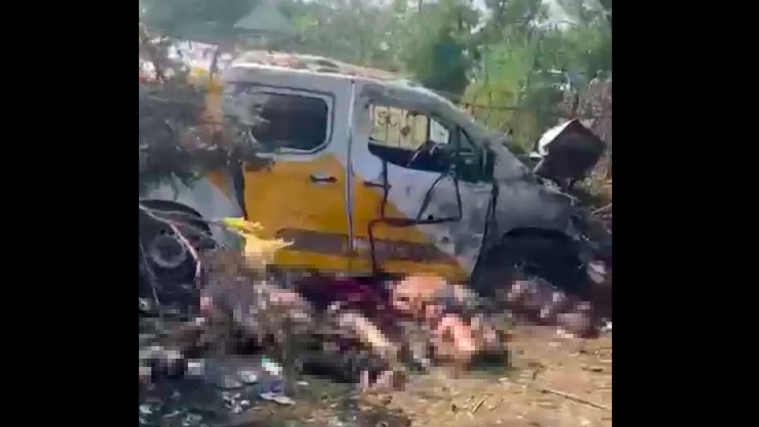 Тіла людей біля авто «Укрпошти» після російського удару по селищу Ярова