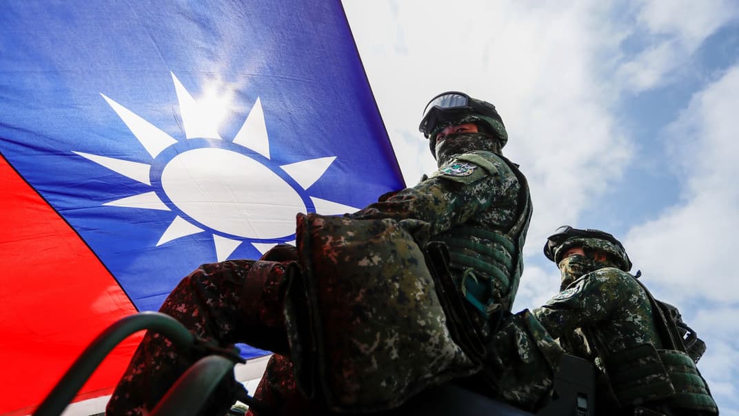 Иллюстративная фотография. Солдаты держат флаг Тайваня во время учений по повышению готовности, имитирующих защиту от военных вторжений Китая, Тайвань, 11 января 2023 года
