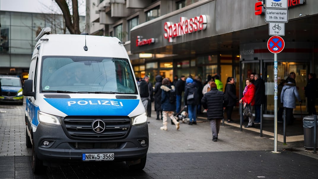 Поліційна машина біля відділення пограбованого банку Sparkasse у Гельзенкірхені, 29 грудня 2025 року