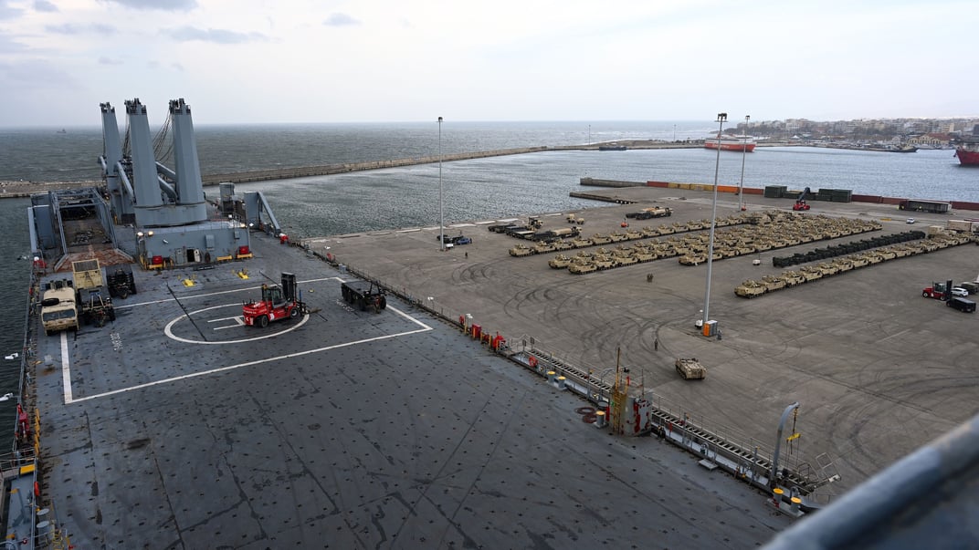 Ілюстративне фото. Вивантаження американської техніки в грецькому місті Александруполіс