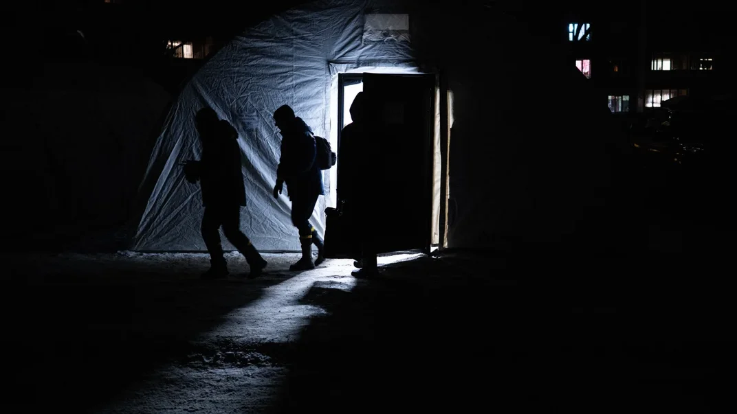 Ілюстративне фото. Люди виходять з «Пункту незламності» в Києві, Україна, 17 січня 2026 року