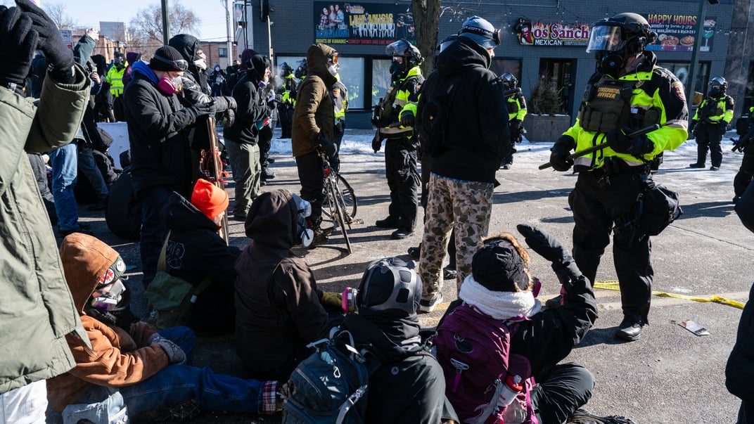 Протестувальники збираються поблизу місця, де вранці 24 січня 2026 року в Міннеаполісі федеральні агенти застрелили чоловіка