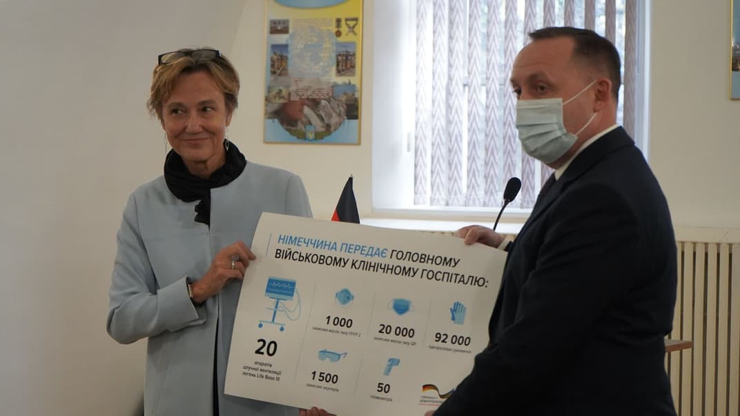 Послиня ФРН Анка Фельдгузен (ліворуч) та заступник міністра оборони України Анатолій Петренко на церемонії передачі гуманітарної допомоги, Київ, 30 листопада 2020 року