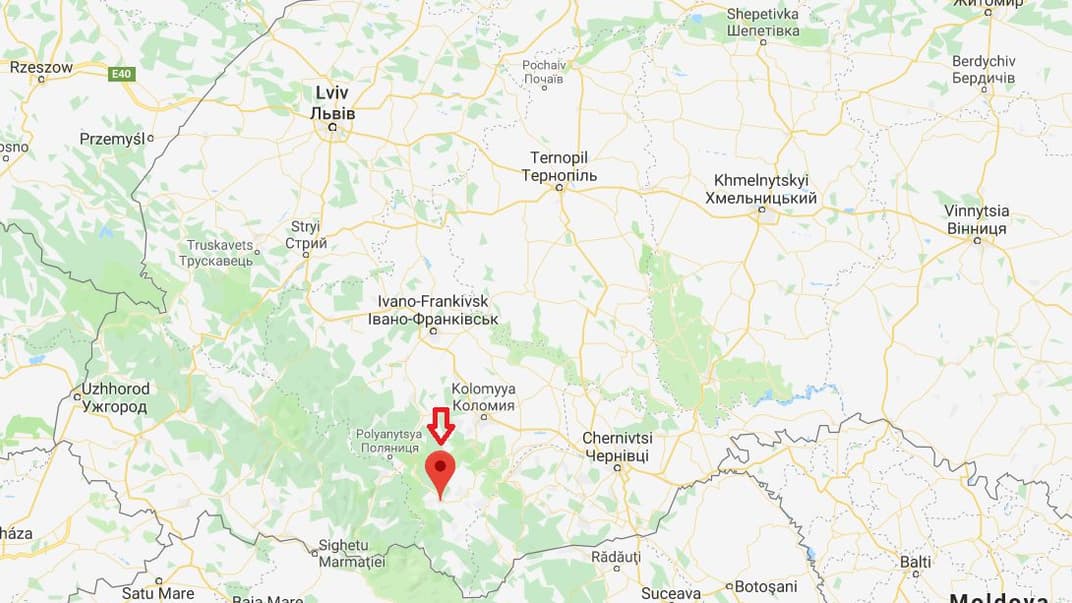 На Івано-Франківщині авто з туристами впало у річку з висоти 40 метрів: троє людей загинули