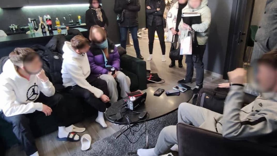 Обшуки в учасників вечірок, лютий 2023 року