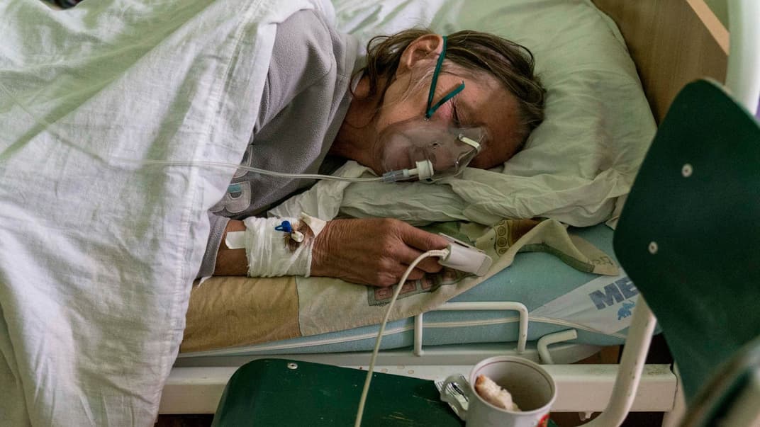 Пациентка с коронавирусом дышит через кислородную маску, реанимационное отделение больницы в г. Стрый на западе Украины, 29 сентября 2020 года