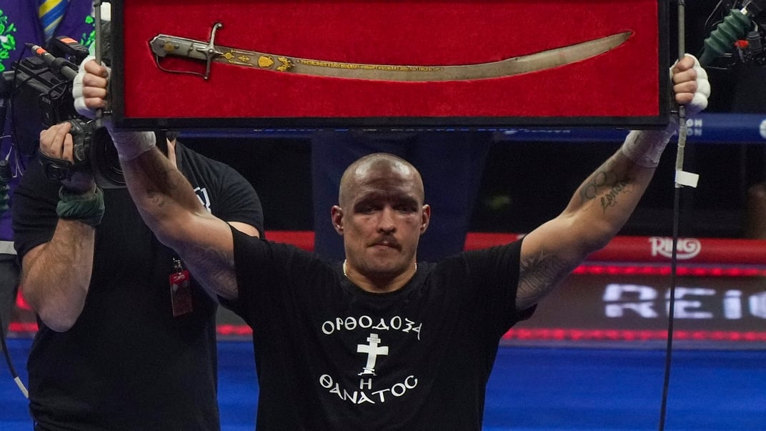 Олександр Усик тримає шаблю XVII століття, виготовлену на замовлення гетьмана Івана Мазепи, святкуючи перемогу над Тайсоном Ф’юрі, 22 грудня 2024 року