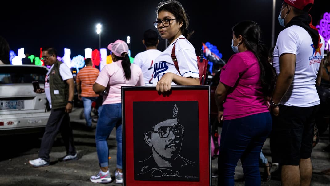 Девушка держит портрет президента Дэниэля Ортеги в честь годовщины революции в Никарагуа, которая привела к свержению диктаторского режима. Манагуа, Никарагуа, 18 июня 2021 года