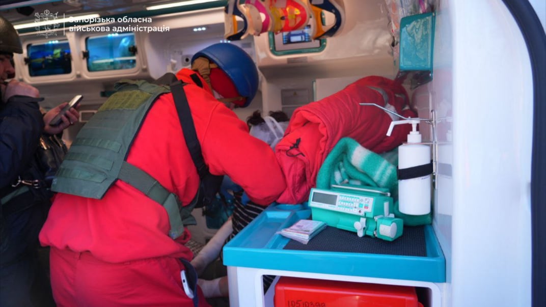 Медики надають допомогу постраждалим від удару по Запоріжжю 1 лютого 2026 року